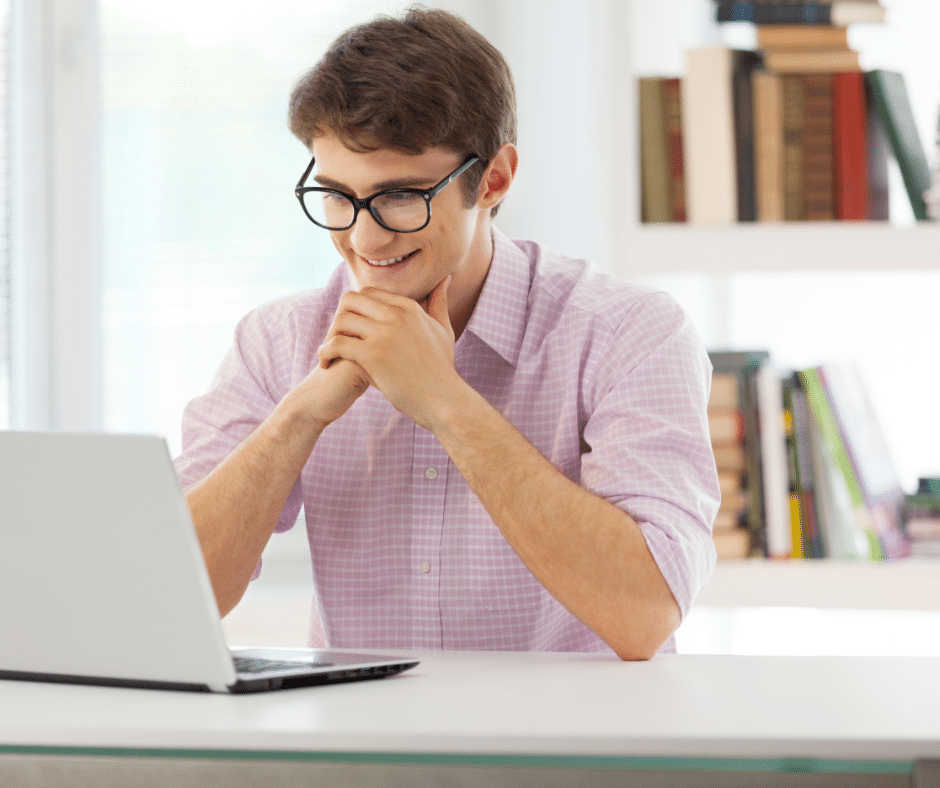 Lecteur analysant un manuscrit sur ordinateur pour une fiche de lecture standard