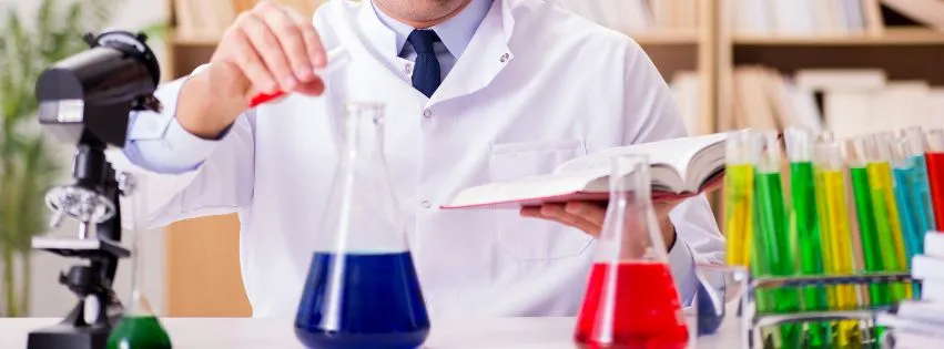 laboratoire de l’écrivain avec scientifique en arrière-plan
